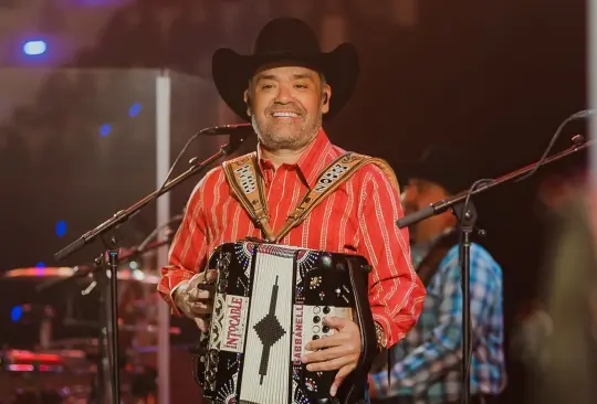 Vocalista de Intocable explota contra el público por pedir sus canciones