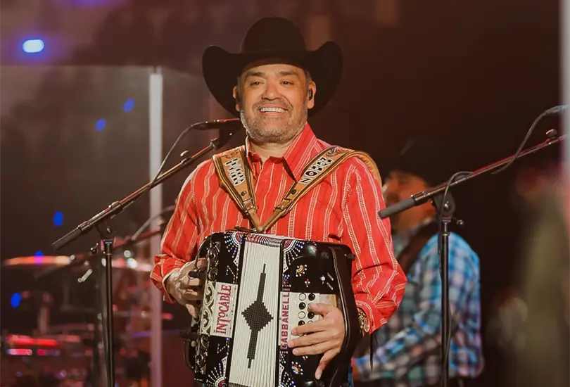 Vocalista de Intocable explota contra el p&uacute;blico por pedir sus canciones