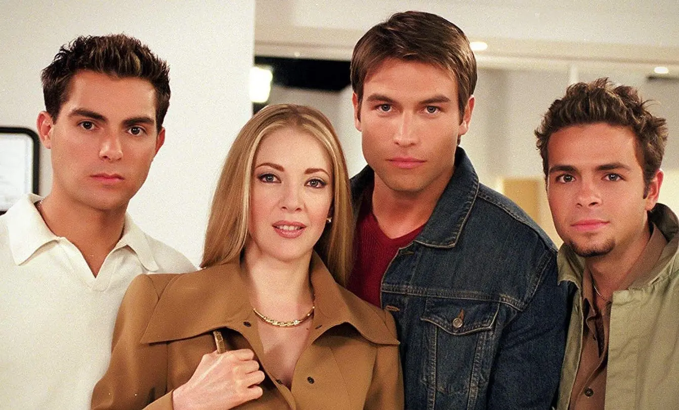 'Salomé' fue una popular telenovela de 2001, protagonizada por Edith González y Guy Ecker. La historia sigue a una bailarina de cabaret conocida como 'Salomé' que se enamora de un hombre millonario y se embaraza, pero huye a Ciudad Juárez cuando la mamá de él intenta quitarle a su bebé y adopta a otros dos niños para que no la encuentren.