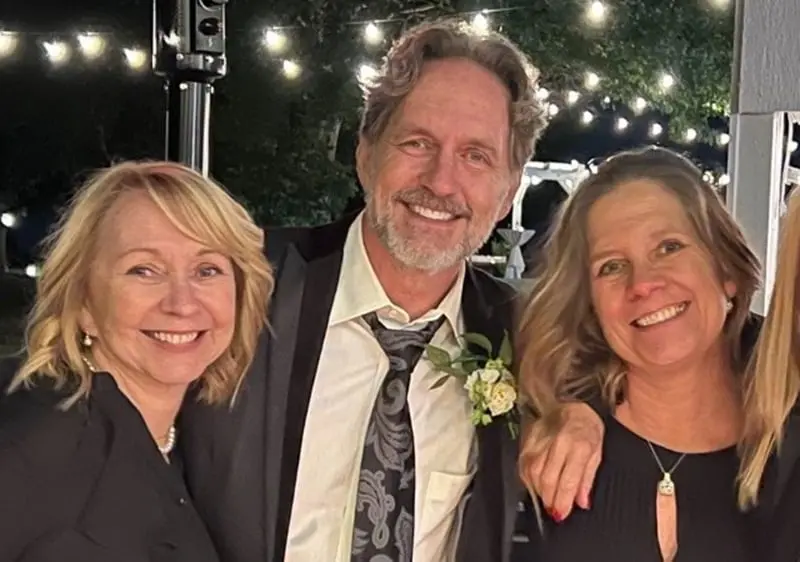 Ahora tiene 65 años, está casado con Estela Sainz y es padre de cuatro hijos. Ha trabajado en series como 'El recluso' y 'El señor de los cielos'.