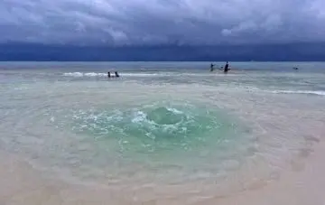 Brota ojo de agua en la orilla del mar de Playa del Carmen y se vuelve viral | VIDEO