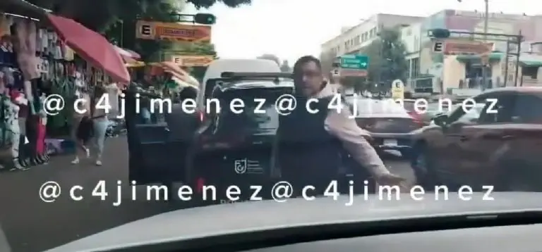 Captan a oficial de policía orinando en plena avenida - Especial