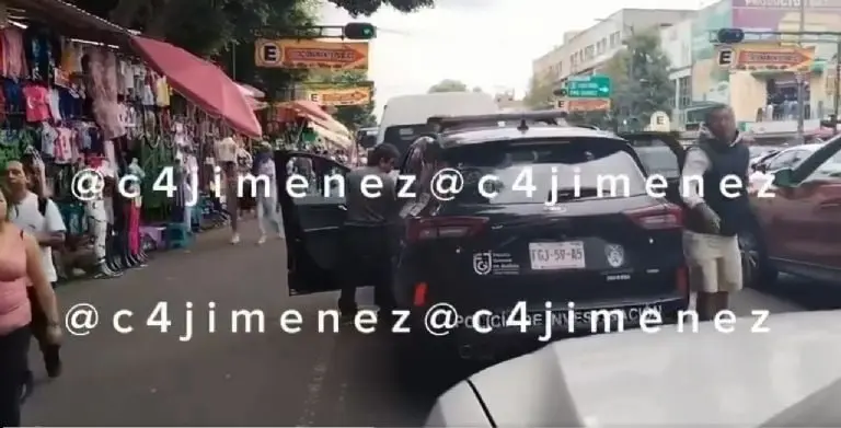Captan a oficial de policía orinando en plena avenida - Especial