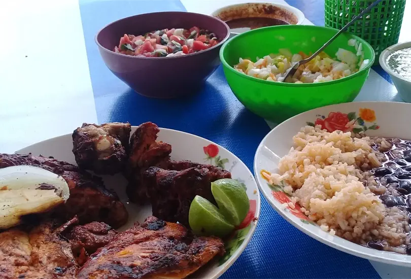 Los trabajadores de restaurantes y hoteles tienen derecho a alimentaci&oacute;n sana, abundante y nutritiva.