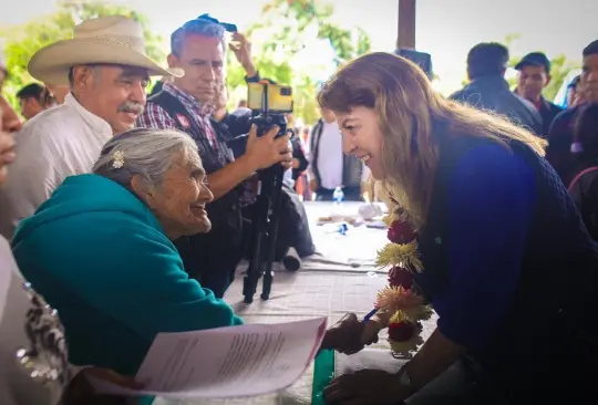 Margarita González Saravia refrenda compromisos en Huecahuasco y Ocoxaltepec