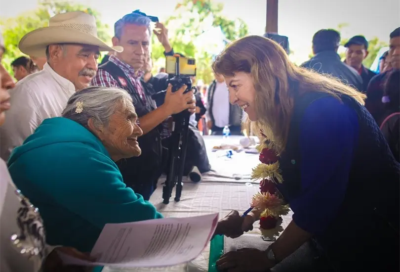 Margarita Gonz&aacute;lez Saravia refrenda compromisos en Huecahuasco y Ocoxaltepec