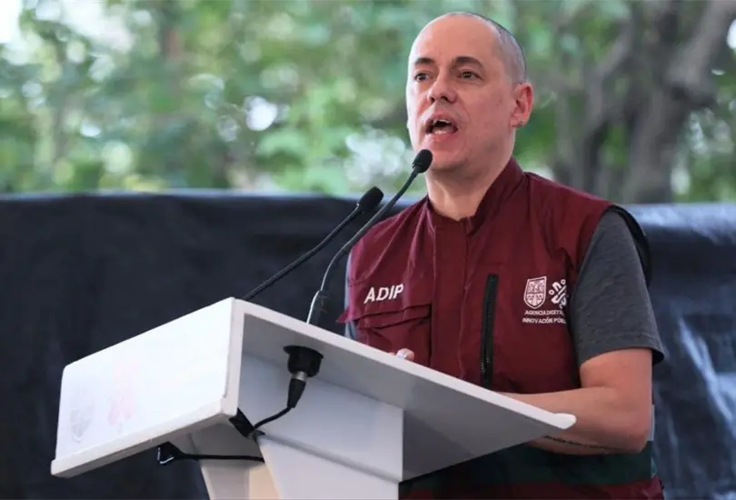 Esta noticia fue dada a conocer a través de una conferencia de prensa Esta noticia fue dada a conocer a través de una conferencia de prensa