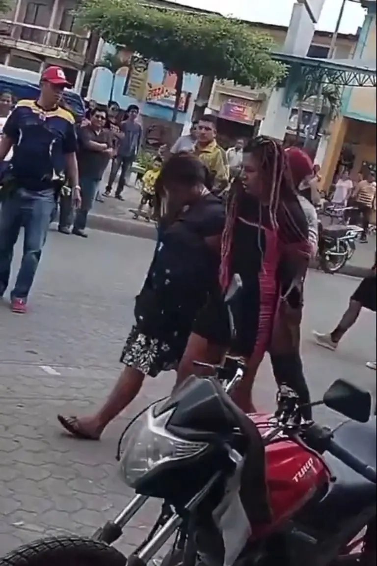 Linchan a dos mujeres que robaron local en Ecuador - Tomada de video