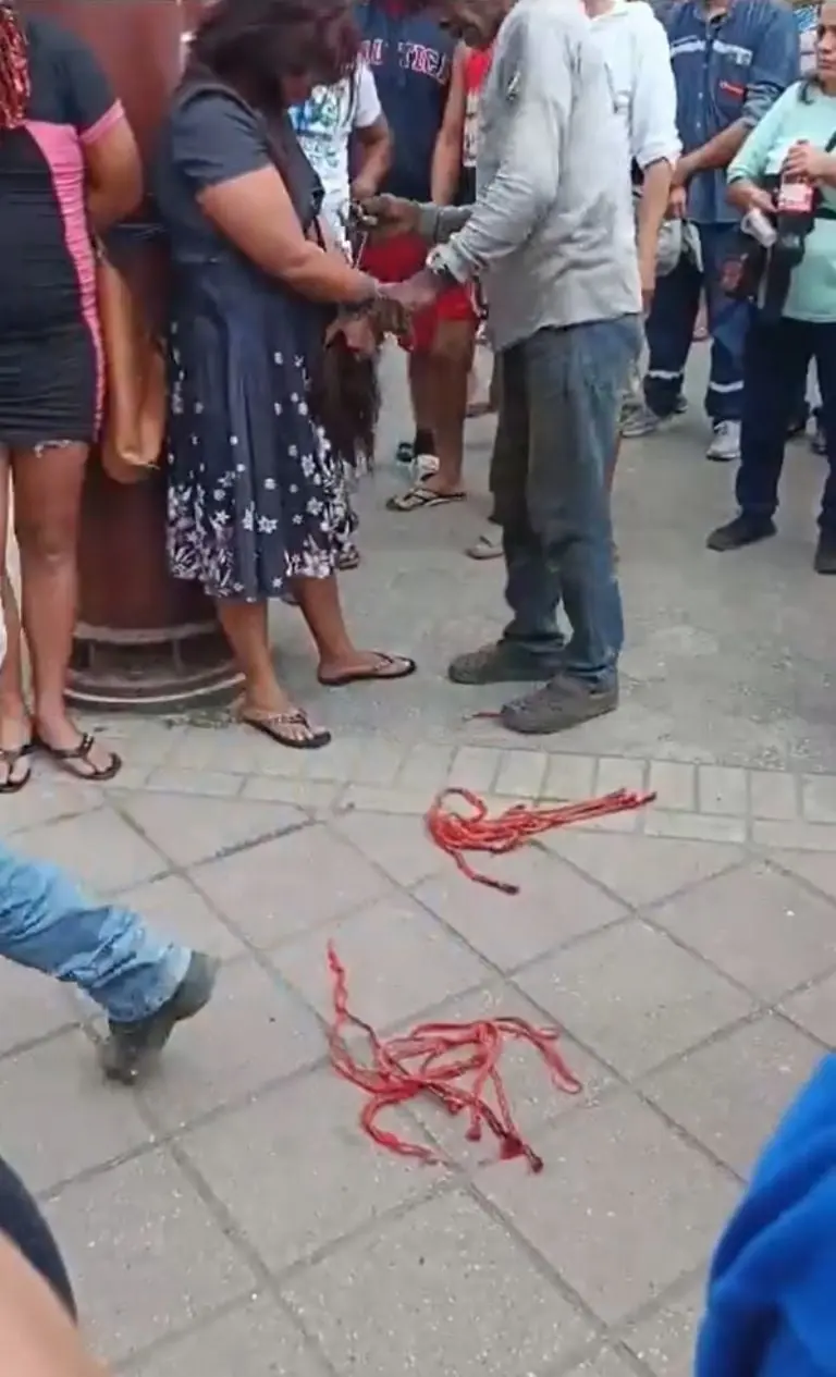 Linchan a dos mujeres que robaron local en Ecuador - Tomada de video