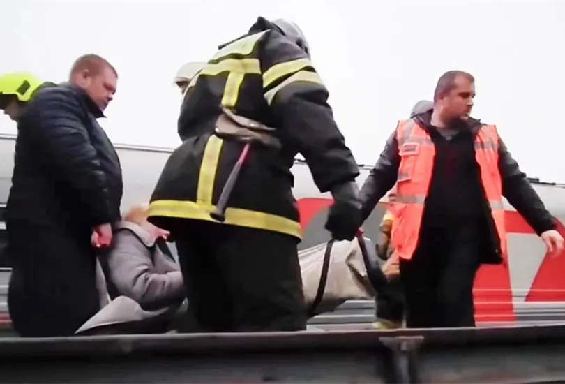 Cuerpos de emergencia llegaron al lugar del accidente para apoyar a las personas afectadas Cuerpos de emergencia llegaron al lugar del accidente para apoyar a las personas afectadas