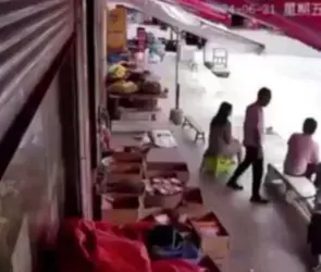 Filtran el momento exacto donde un hombre apuñala a su expareja y a su novio por celos