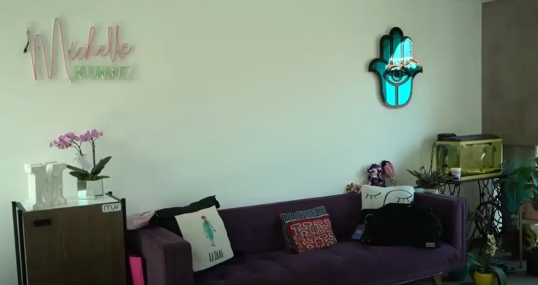 Tiene una sala para relajarse, donde colg&oacute; p&oacute;sters de las obras de teatro que ha hecho, as&iacute; como sus reconocimientos.