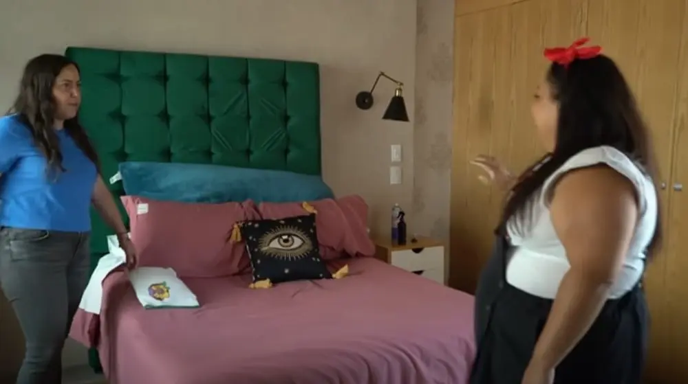 Su habitaci&oacute;n no es muy amplia, pero tiene cl&oacute;set y ba&ntilde;o.