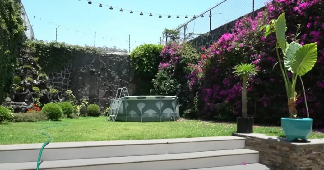 En el jard&iacute;n tiene un jacuzzi.