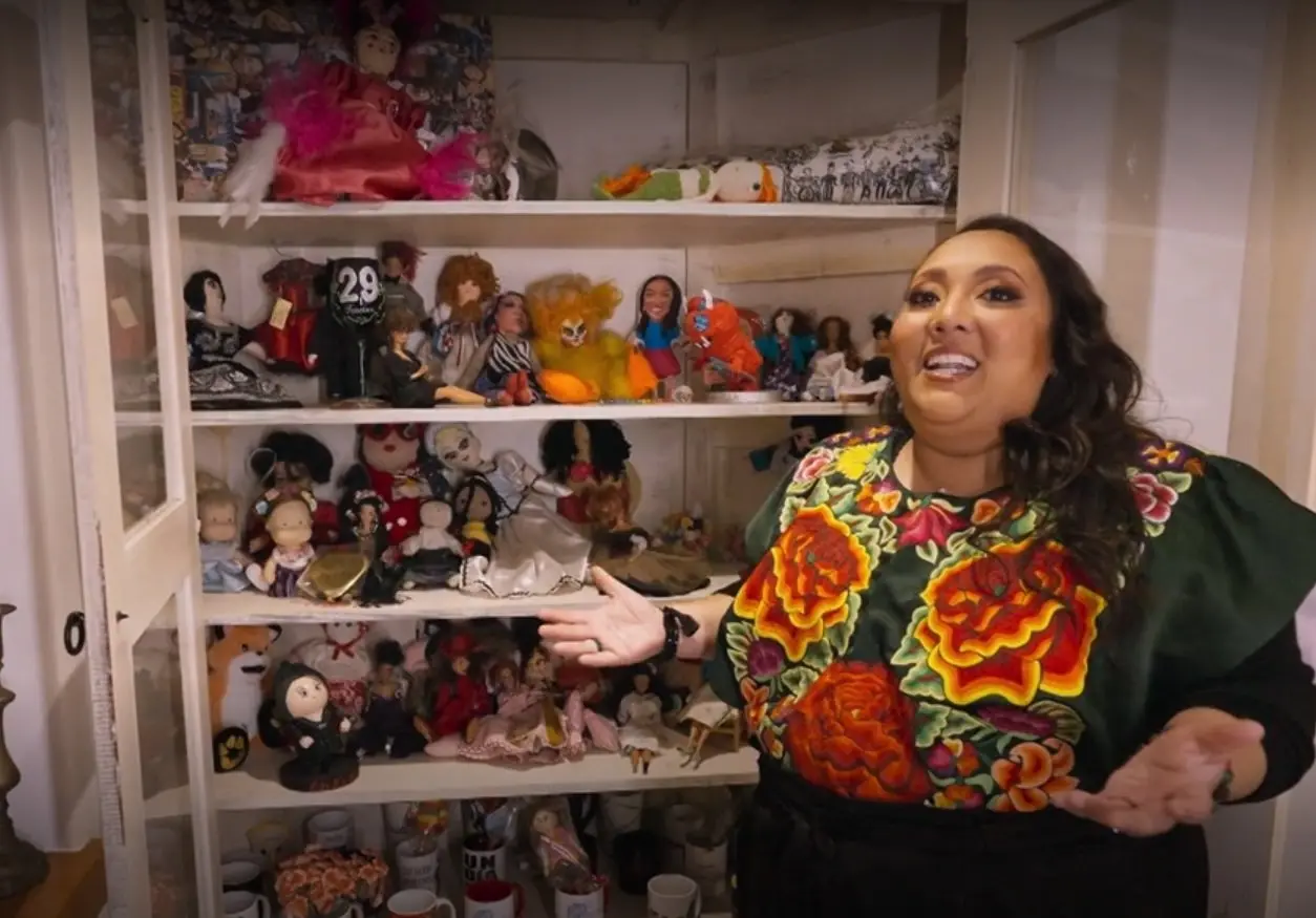 Cuenta con una vitrina especial donde guarda su colecci&oacute;n de mu&ntilde;ecas.