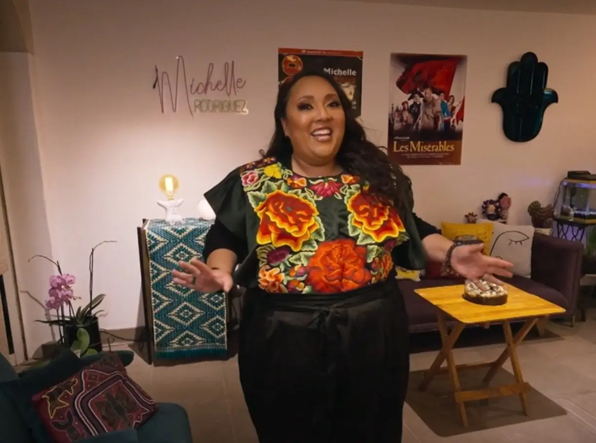 Tambi&eacute;n mostr&oacute; su hogar en la primera temporada del reality Divina Comida, de HBO Max, donde ten&iacute;a que preparar una cena para otros famosos.