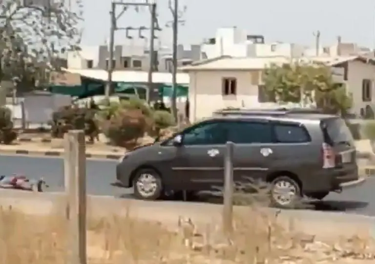 Ladrón intenta escapar después de robar a una mujer y camioneta lo arrolla brutalmente - Tomada de video