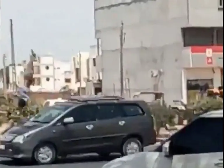 Ladrón intenta escapar después de robar a una mujer y camioneta lo arrolla brutalmente - Tomada de video