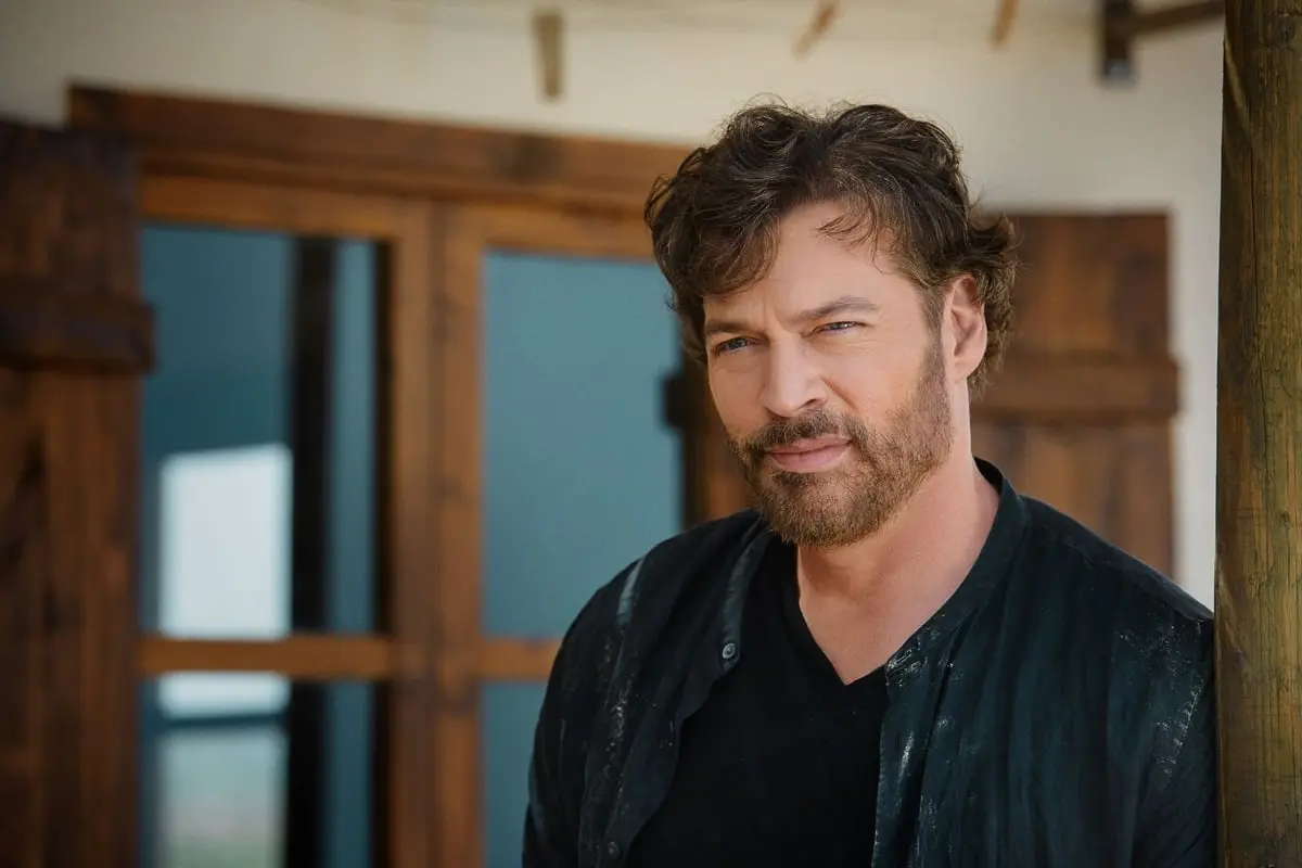 Al borde del abismo (19 de julio). Tras un fracaso musical, una estrella de rock (Harry Connick Jr.) busca refugio en Chipre, donde atrae visitantes inesperados y a un viejo amor.