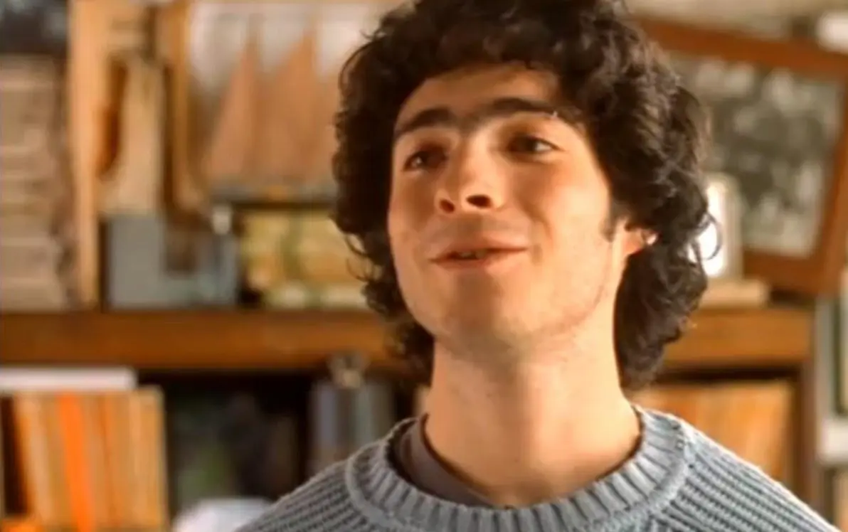 Por la libre (05 de julio). Tras la muerte del patriarca de su familia, dos primos muy distintos buscan la manera de honrarlo y no tardan en descubrir verdades sobre el abuelo.