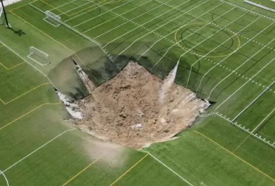 Enorme socavón de 30 metros se traga cancha de futbol 