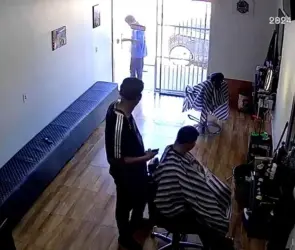 IMÁGENES FUERTES: Sicario entra a una barbería haciéndose pasar como cliente y dispara contra el peluquero