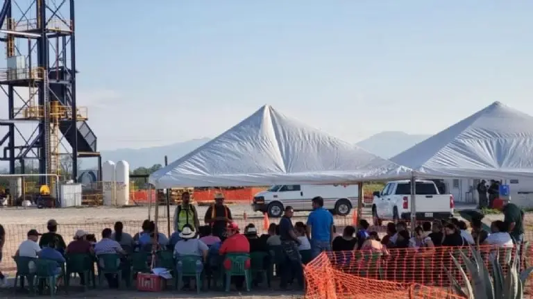 Desde el jueves por la noche, viudas y familiares de los mineros acamparon al exterior de la mina Créditos: Especial