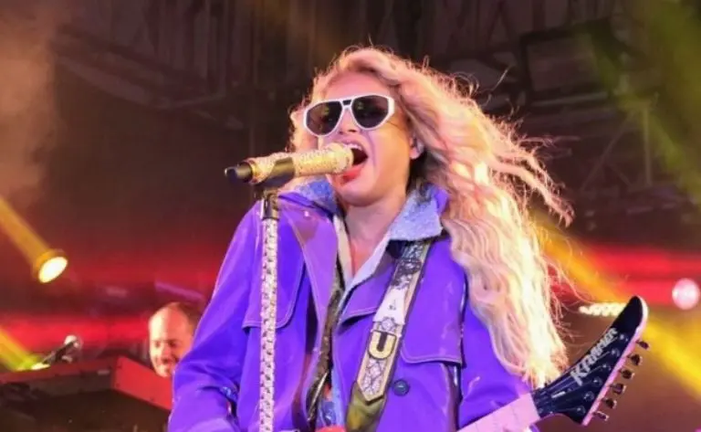 Paulina Rubio arremete contra baterista en pleno concierto Créditos: Especial