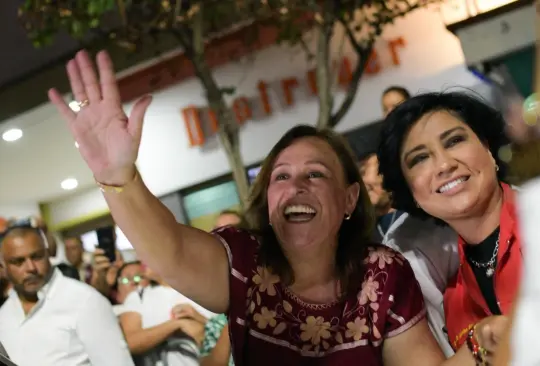La candidata salió a festejar su aparente triunfo La candidata salió a festejar su aparente triunfo