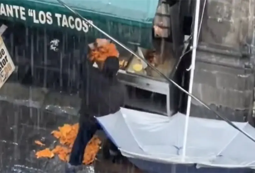 Taqueros del Centro Histórico tiran trompo de pastor en plena lluvia y lo devuelven a su base Taqueros del Centro Histórico tiran trompo de pastor en plena lluvia y lo devuelven a su base