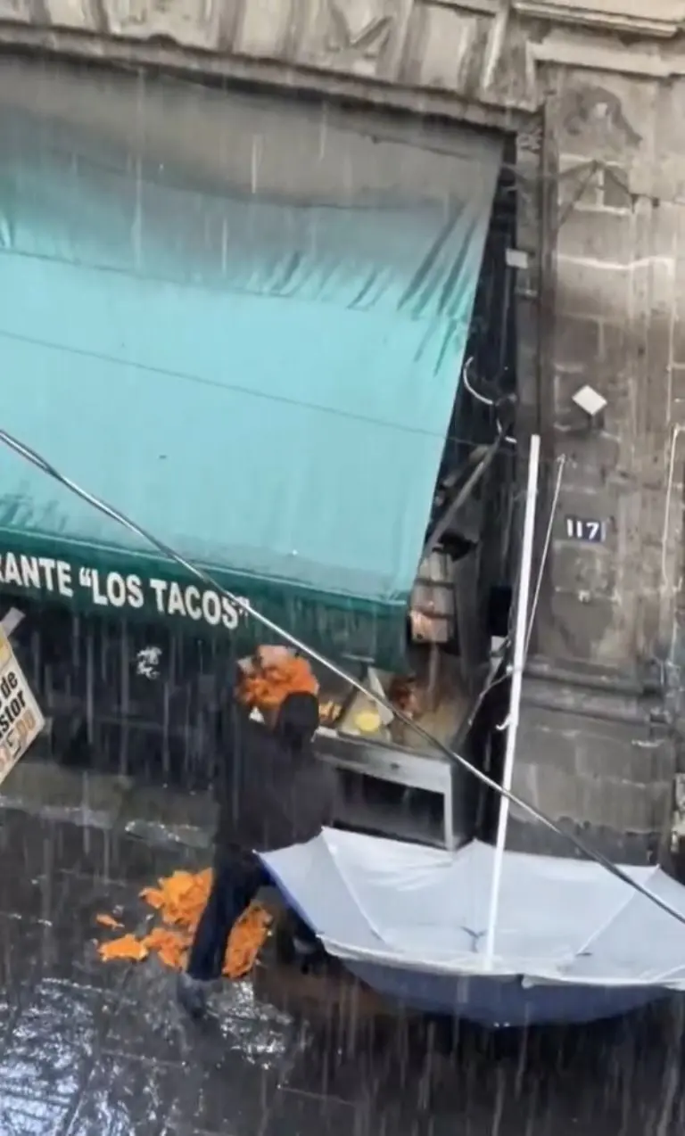 Taqueros del Centro Histórico tiran trompo de pastor en plena lluvia - Tomada de video