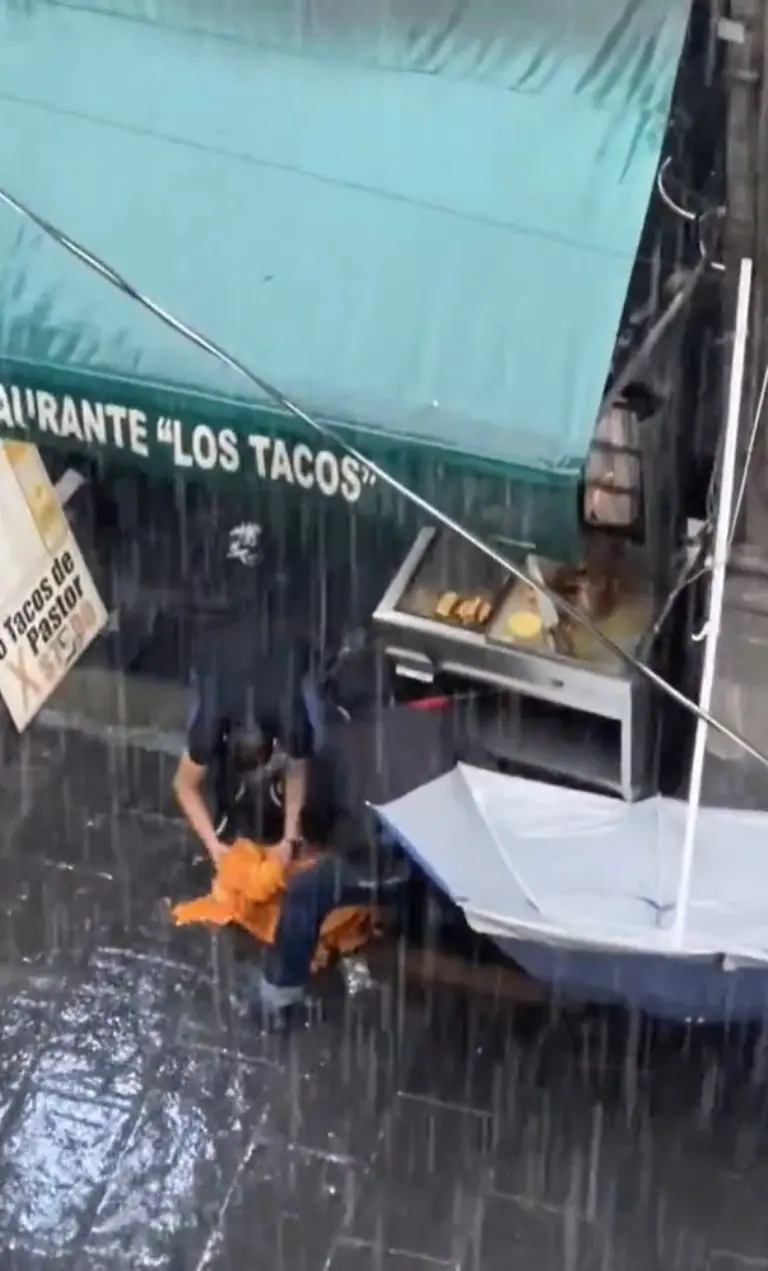Taqueros del Centro Histórico tiran trompo de pastor en plena lluvia - Tomada de video