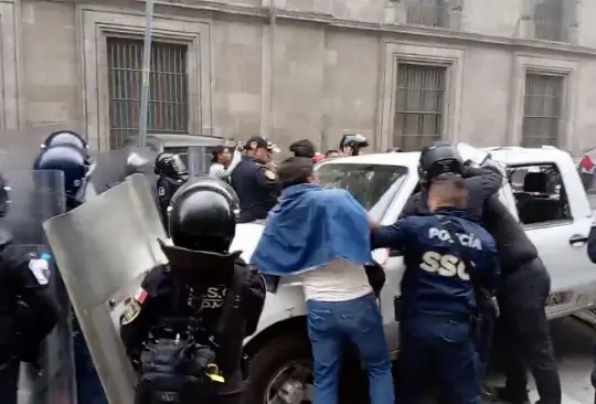 Violento enfrentamiento entre CNTE y policía en Palacio Nacional tras reunión con AMLO | VIDEOS