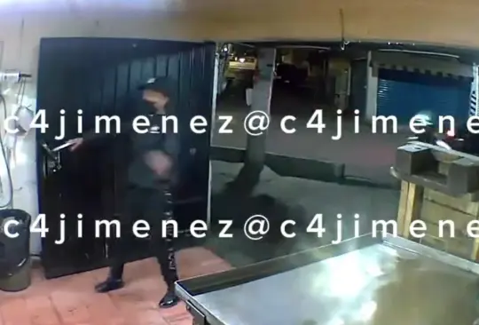 Sujetos armados encañonan a vecinos de Naucalpan y roban teléfonos, dinero y una camioneta Sujetos armados encañonan a vecinos de Naucalpan y roban teléfonos, dinero y una camioneta