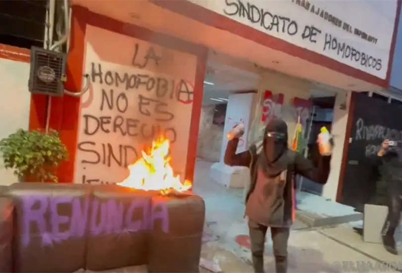 Colectivo LGBTQI+ vandaliza oficinas del Sindicato del Infonavit tras romper bandera del orgullo