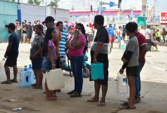 Las filas para comprar agua son hasta de horas. Imagen Representativa