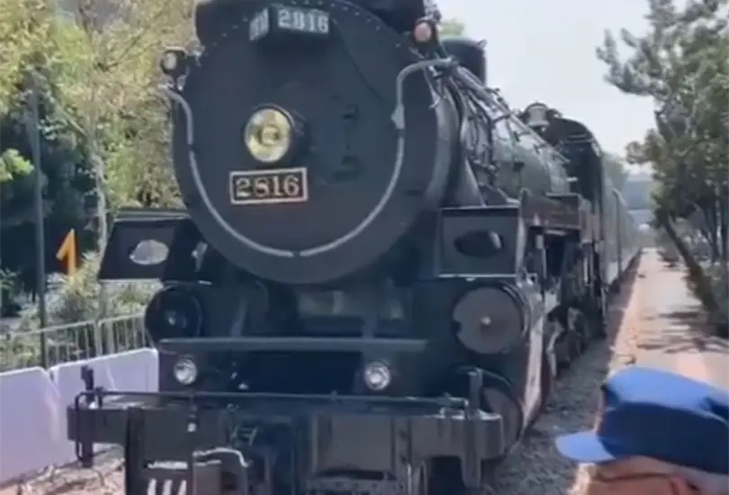 Llega a la ciudad de M&eacute;xico la Locomotora a vapor La Emperatriz.
