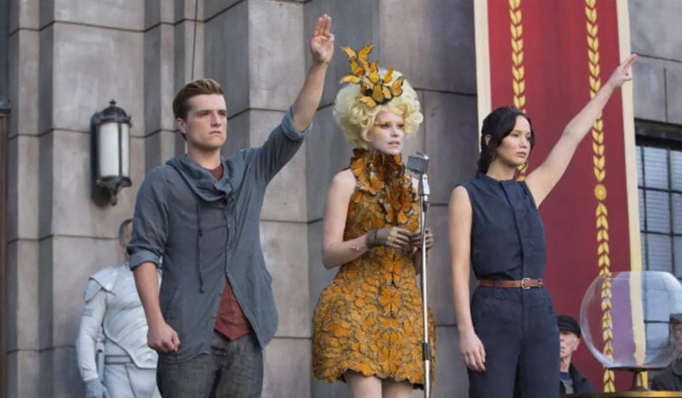 'Los juegos del hambre' ha sido una exitosa saga de películas basadas en las novelas homónimas de Suzanne Collins, y recientemente se dio a conocer que se estrenará un nuevo libro y cinta sobre Haymitch Abernathy. En 2012 llegó a los cines la primera película, que se centra en Katniss Everdeen, una joven de 16 años que se ofrece como voluntaria en lugar de su hermana para participar en los juegos del hambre.