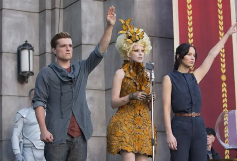 Los juegos del hambre ha sido una exitosa saga de películas basadas en las novelas homónimas de Suzanne Collins, y recientemente se dio a conocer que se estrenará un nuevo libro y cinta sobre Haymitch Abernathy. En 2012 llegó a los cines la primera película, que se centra en Katniss Everdeen, una joven de 16 años que se ofrece como voluntaria en lugar de su hermana para participar en los juegos del hambre. Los juegos del hambre ha sido una exitosa saga de películas basadas en las novelas homónimas de Suzanne Collins, y recientemente se dio a conocer que se estrenará un nuevo libro y cinta sobre Haymitch Abernathy. En 2012 llegó a los cines la primera película, que se centra en Katniss Everdeen, una joven de 16 años que se ofrece como voluntaria en lugar de su hermana para participar en los juegos del hambre.