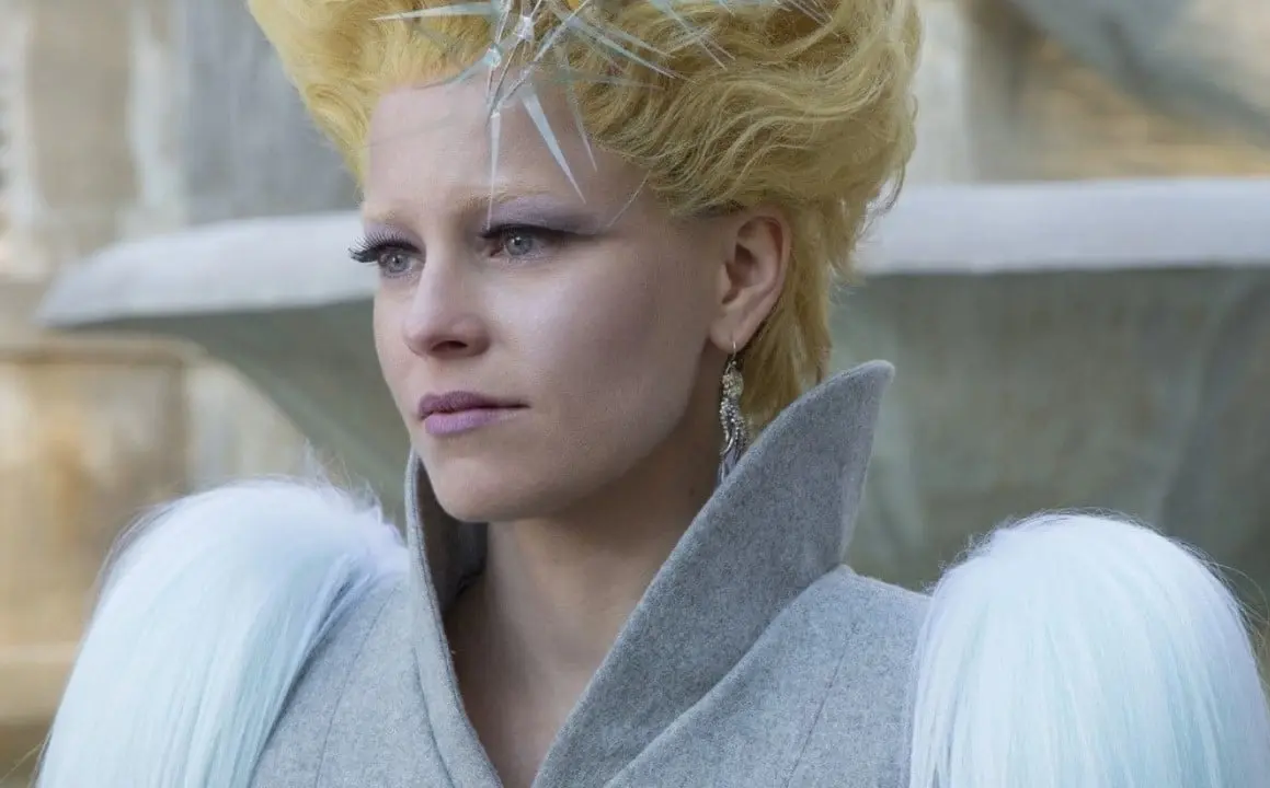 Elizabeth Banks interpretó a Effie Trinket, la presentadora de los juegos