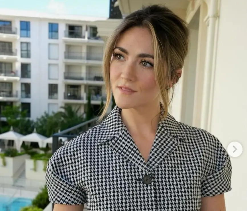 Ahora tiene 27 años y ha participado en otras películas como 'Escape Room 2' y 'La huérfana: El origen'.