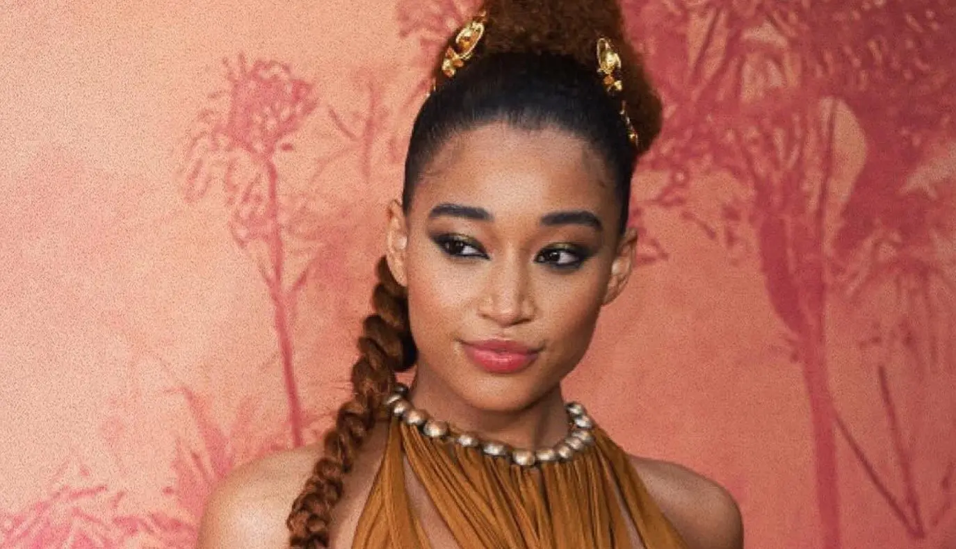 Ahora tiene 25 años, ha trabajado en películas como 'Mentes poderosas' y 'Bodies Bodies Bodies'.