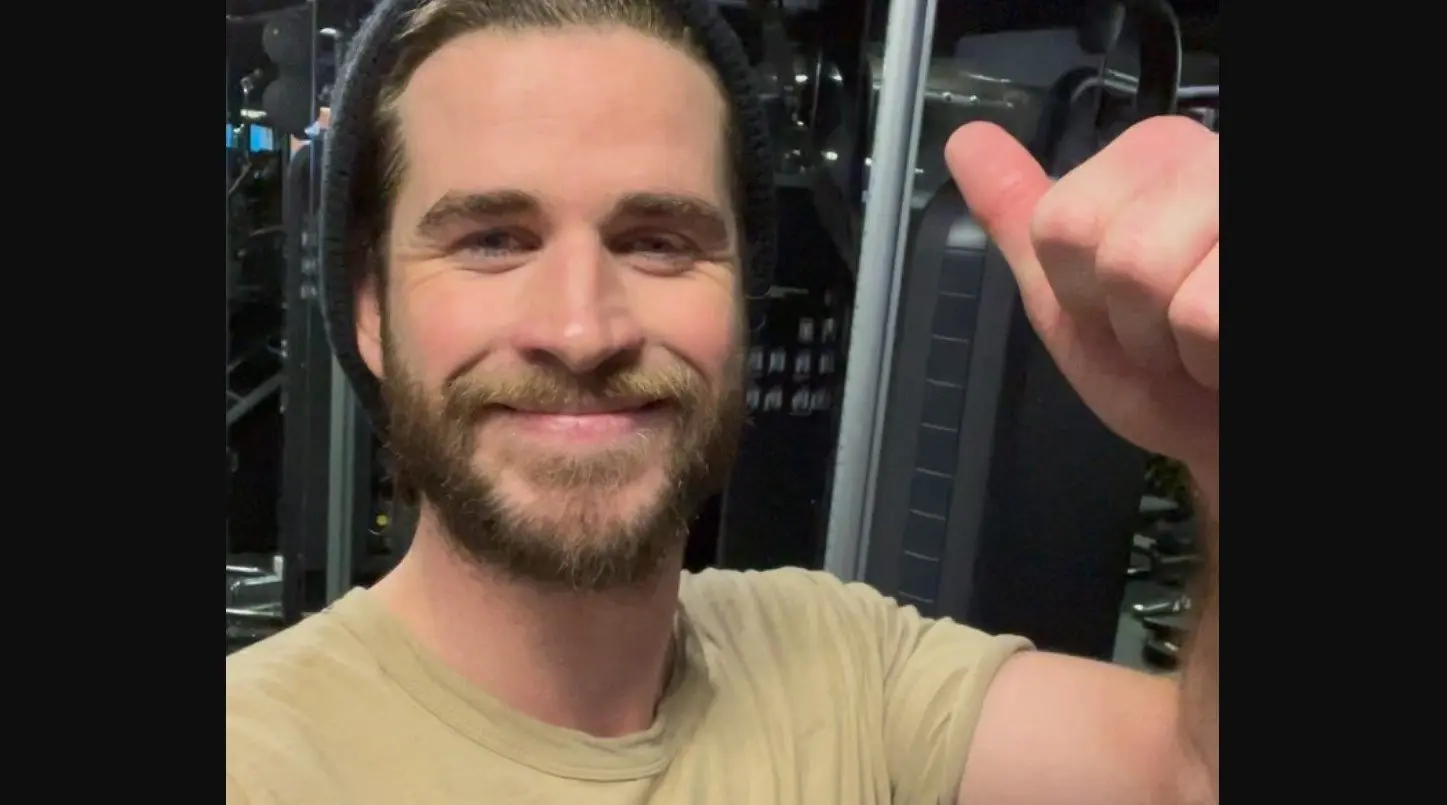 Ahora tiene 34 años, se casó en 2018 con Miley Cyrus, pero se divorciaron después de 8 meses. Ha trabajado en películas como 'Arkansas' y 'Rescate imposible'.