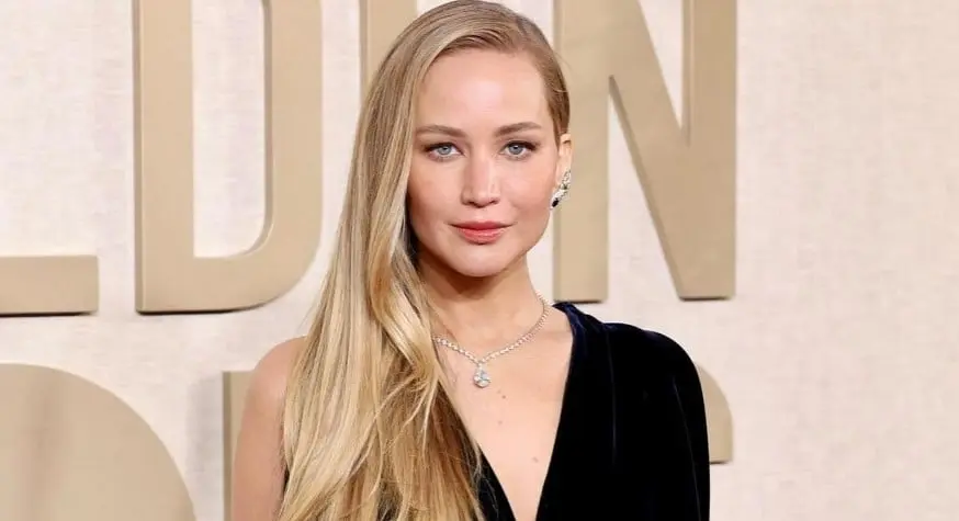 Ahora tiene 33 años, está casada con Cooke Maroney y tienen un hijo. Ha protagonizado películas como 'Mother' y 'Hazme el favor'.