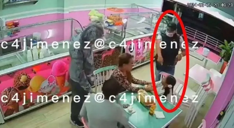 Ladrones encañonan a niña por la espalda en Edomex; exigen moto a sus padres Créditos: Captura de pantalla