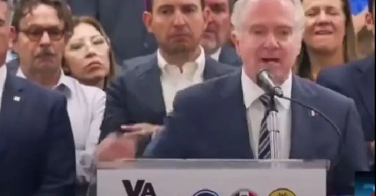 AMLO se burla de uno de los discursos de campaña del político Santiago Creel | Foto: Especial