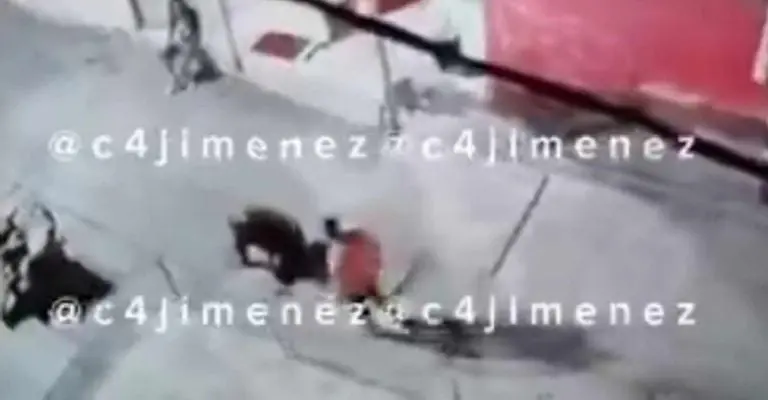 El hombre se empieza a quejar del dolor por el disparoFoto: X @c4jimenez