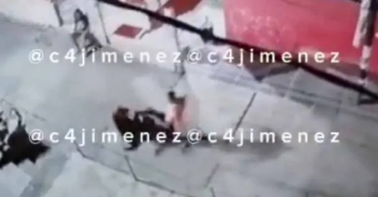 Una vez que está en el suelo el otro hombre vuelve a dispararFoto: X @c4jimenez