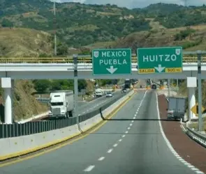 Hallan el cuerpo de un hombre con disparo en la cabeza sobre la autopista México-Puebla