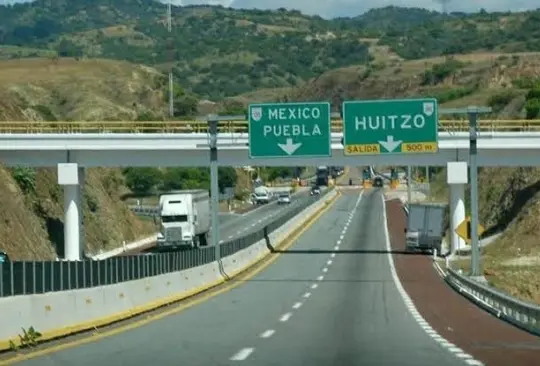 Hallan el cuerpo de un hombre con disparo en la cabeza sobre la autopista México-Puebla